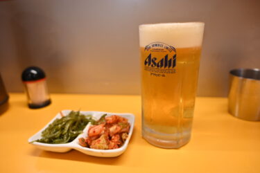 鶴橋「崔おばさんのキムチ」キムチ屋さんの店内で韓国料理とともに1杯楽しむ
